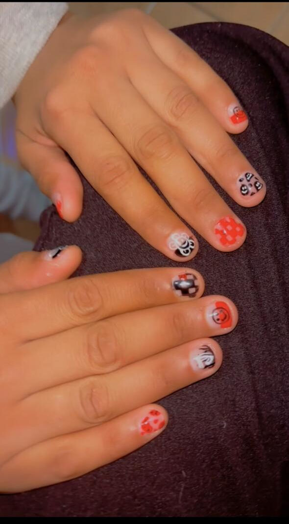 Buff and shine — short nails with graphic nail art